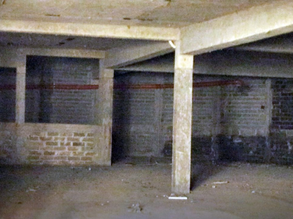 Taki garaż w centrum Starego Miasta stoi pusty. I to od lat! Został wystawiony na sprzedaż
