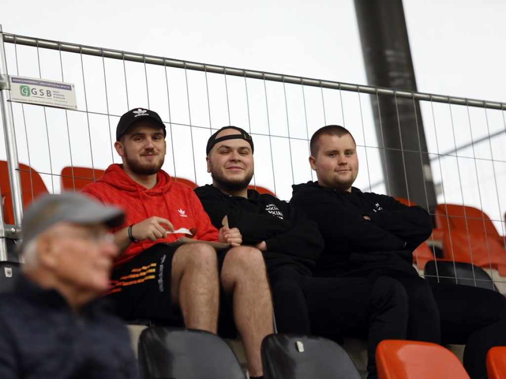 Kibice znów na trybunach! Chrobry walczy o punkty z Zagłębiem
