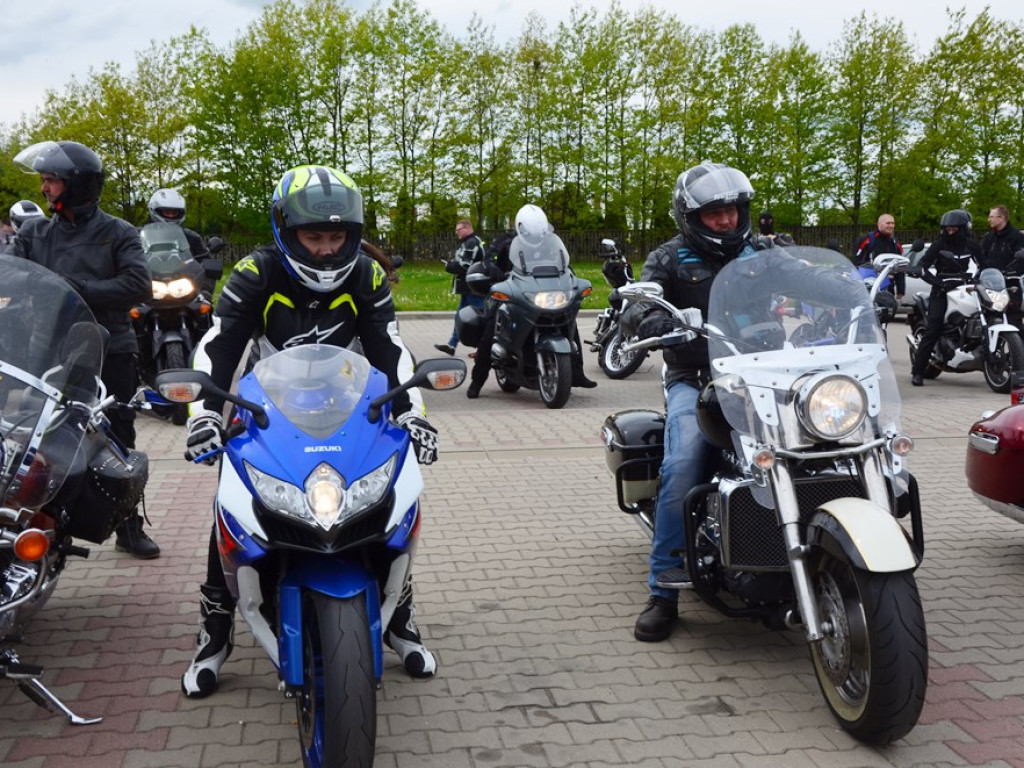 Żołnierze przyjechali na motocyklach. Złożyli kwiaty na grobach swoich kolegów, którzy polegli na misjach pokojowych