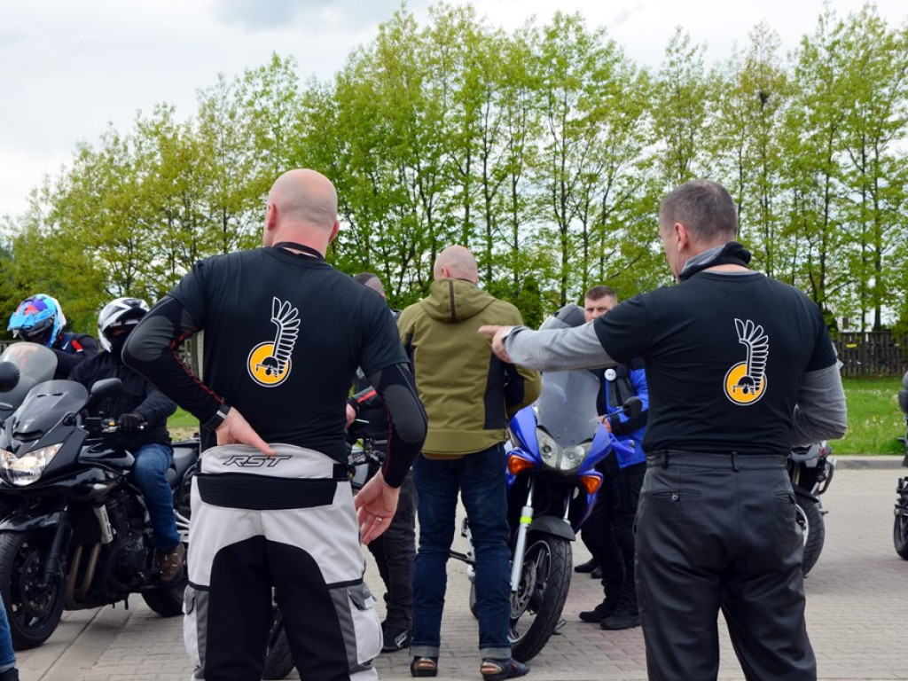 Żołnierze przyjechali na motocyklach. Złożyli kwiaty na grobach swoich kolegów, którzy polegli na misjach pokojowych