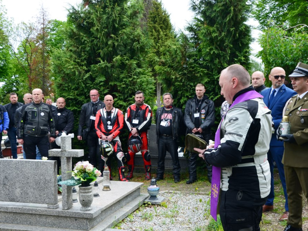 Żołnierze przyjechali na motocyklach. Złożyli kwiaty na grobach swoich kolegów, którzy polegli na misjach pokojowych