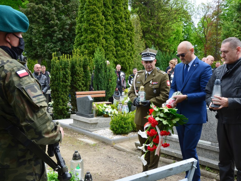 Żołnierze przyjechali na motocyklach. Złożyli kwiaty na grobach swoich kolegów, którzy polegli na misjach pokojowych