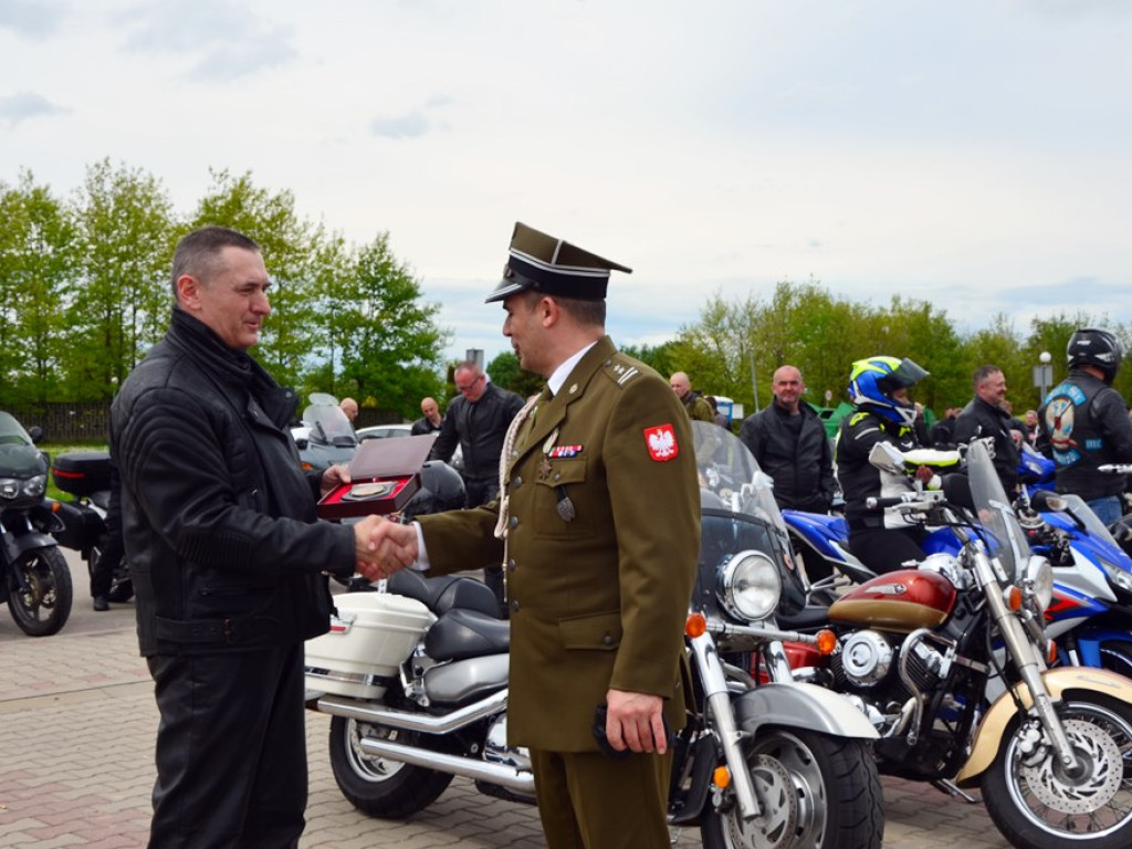 Żołnierze przyjechali na motocyklach. Złożyli kwiaty na grobach swoich kolegów, którzy polegli na misjach pokojowych