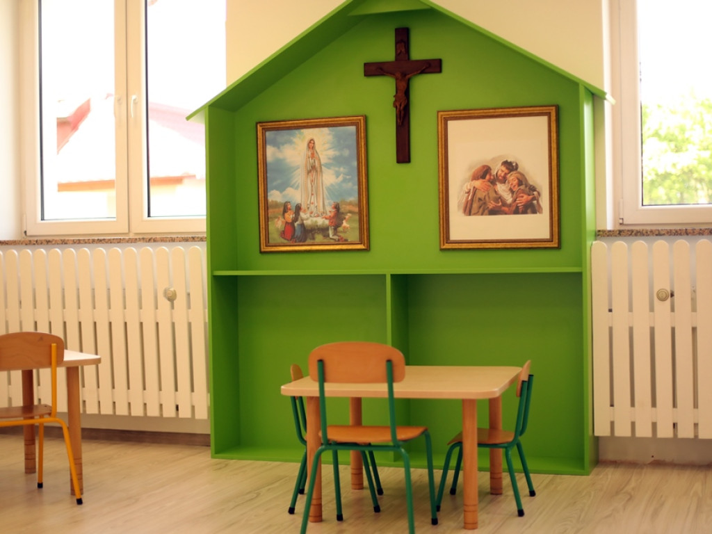 Dzieci będą modliły się przed posiłkiem i podczas mszy świętej w... przedszkolu