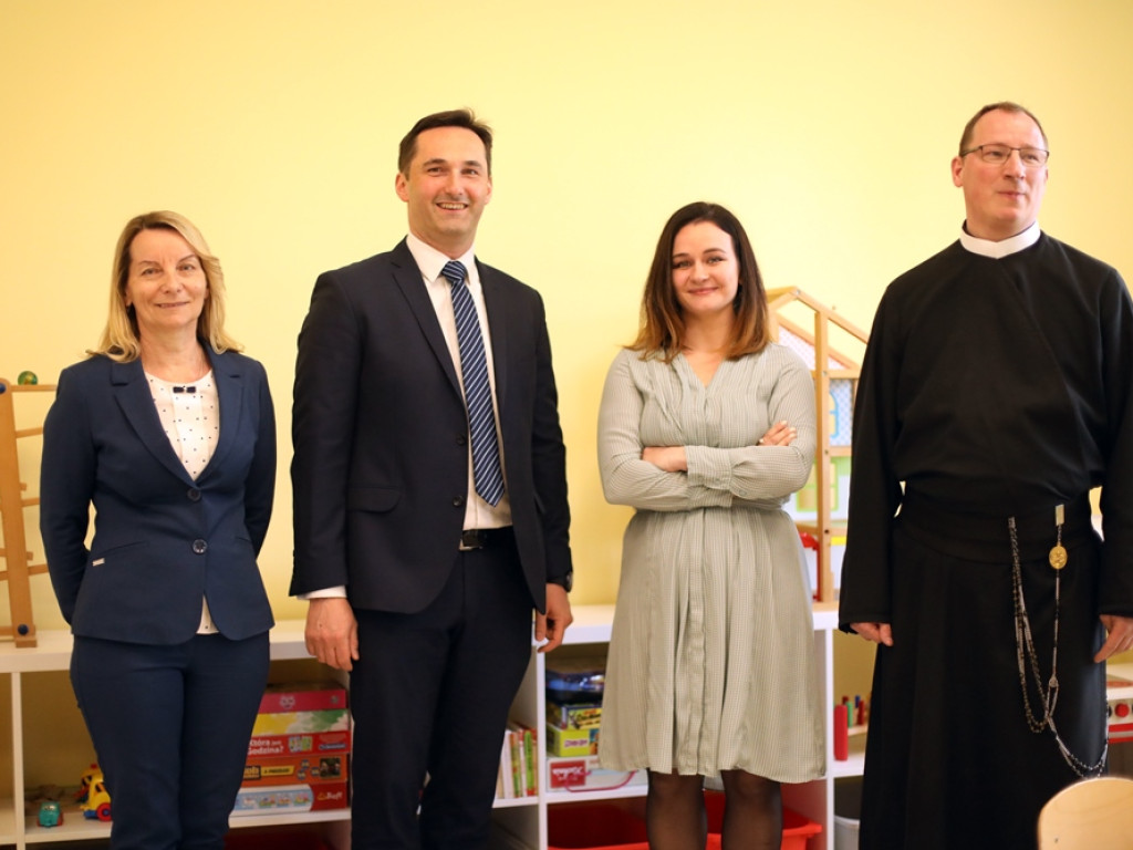 Dzieci będą modliły się przed posiłkiem i podczas mszy świętej w... przedszkolu