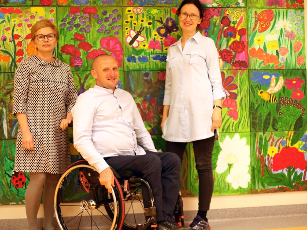 Taki sposób na integrację! Niepełnosprawni namalowali na płótnie wielką łąkę