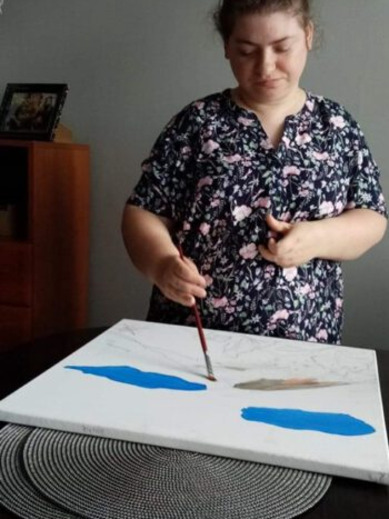 Taki sposób na integrację! Niepełnosprawni namalowali na płótnie wielką łąkę