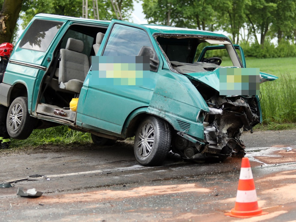 Bus z Ukraińcami zmiażdżył seata. Kierowca osobówki poniósł śmierć na miejscu