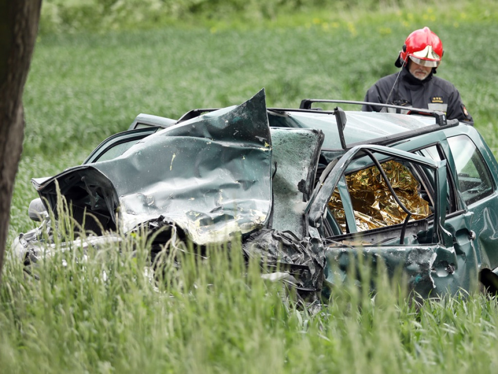 Bus z Ukraińcami zmiażdżył seata. Kierowca osobówki poniósł śmierć na miejscu