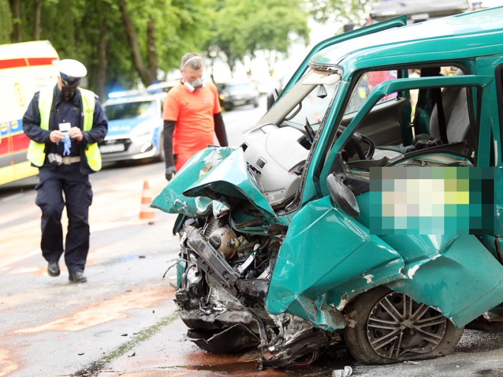 Bus z Ukraińcami zmiażdżył seata. Kierowca osobówki poniósł śmierć na miejscu