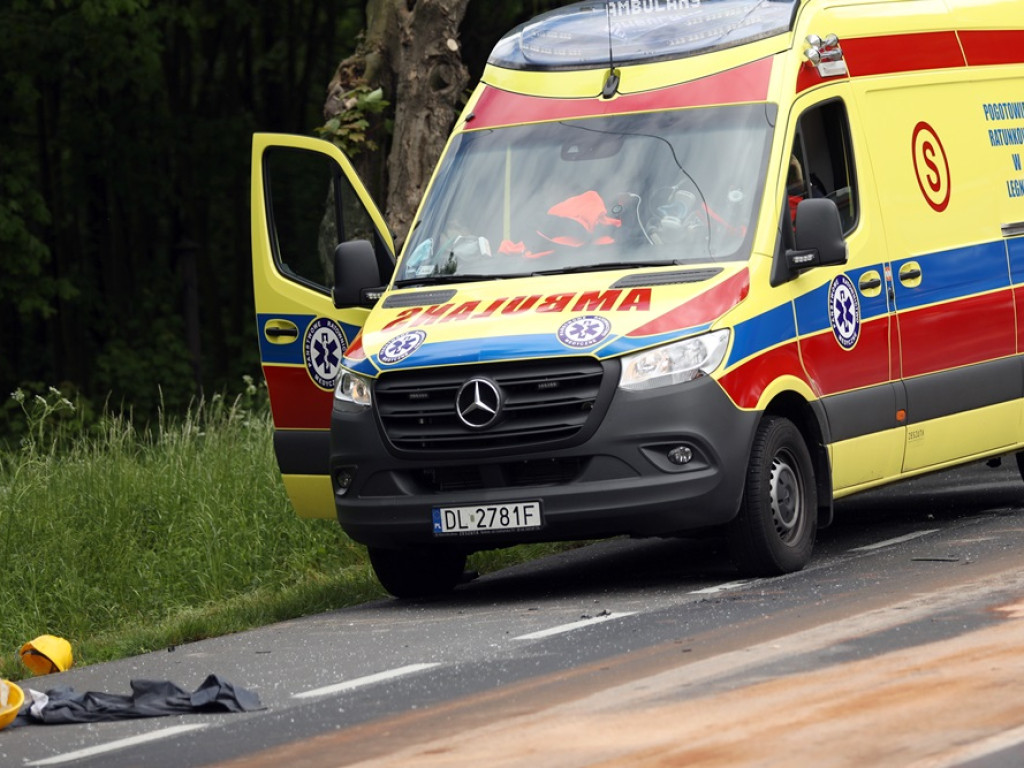 Bus z Ukraińcami zmiażdżył seata. Kierowca osobówki poniósł śmierć na miejscu