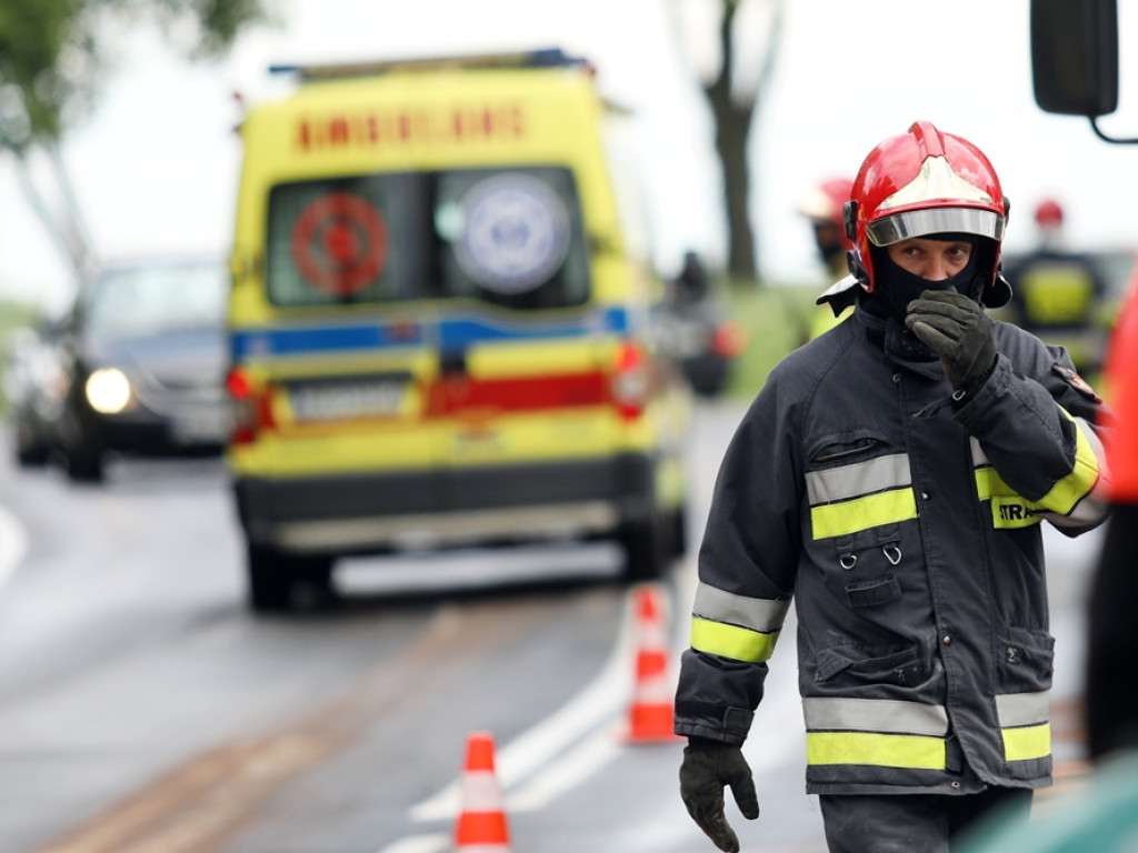 Bus z Ukraińcami zmiażdżył seata. Kierowca osobówki poniósł śmierć na miejscu
