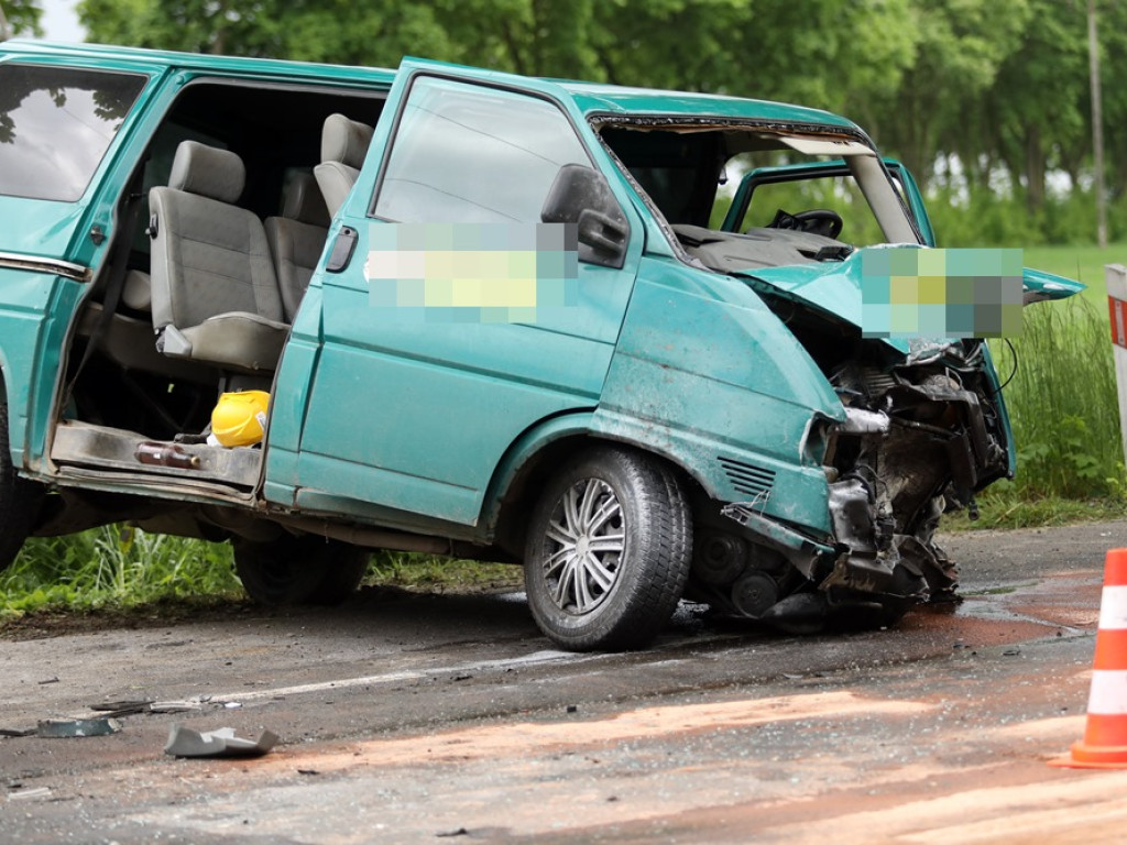 Bus z Ukraińcami zmiażdżył seata. Kierowca osobówki poniósł śmierć na miejscu