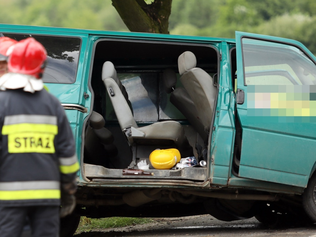 Bus z Ukraińcami zmiażdżył seata. Kierowca osobówki poniósł śmierć na miejscu