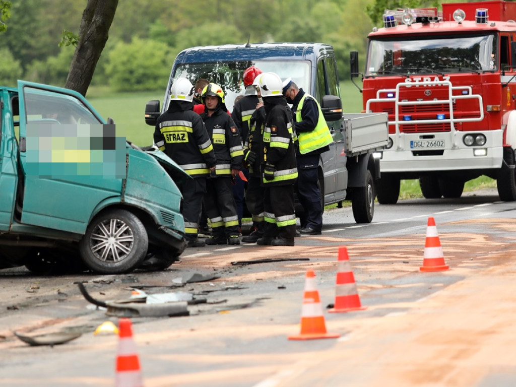Bus z Ukraińcami zmiażdżył seata. Kierowca osobówki poniósł śmierć na miejscu