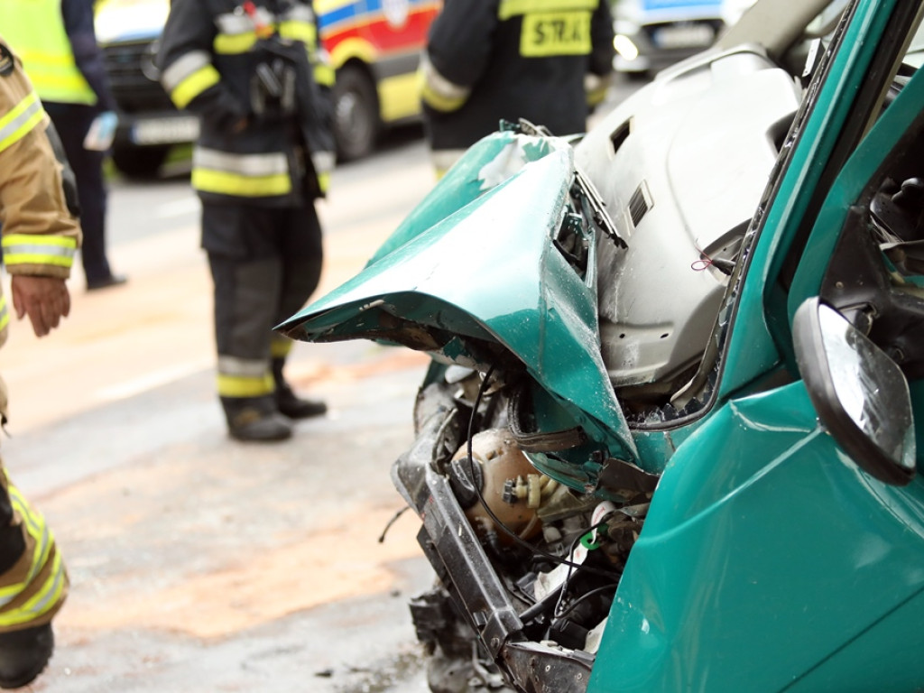 Bus z Ukraińcami zmiażdżył seata. Kierowca osobówki poniósł śmierć na miejscu