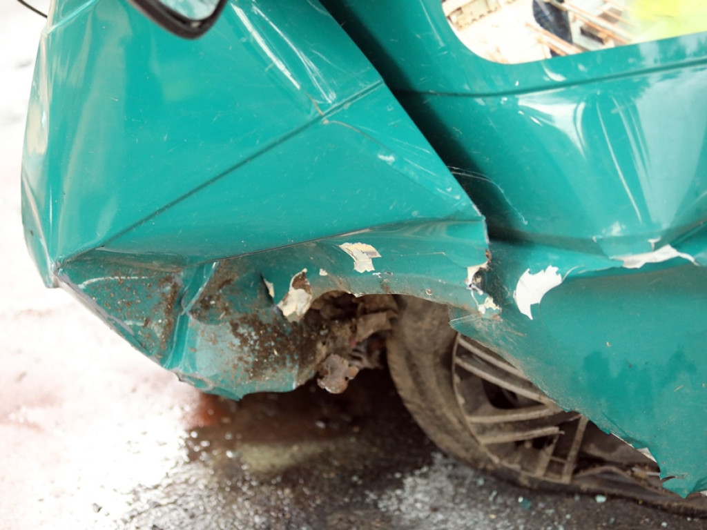 Bus z Ukraińcami zmiażdżył seata. Kierowca osobówki poniósł śmierć na miejscu