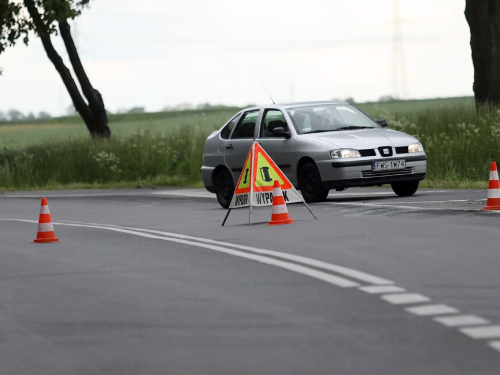Bus z Ukraińcami zmiażdżył seata. Kierowca osobówki poniósł śmierć na miejscu