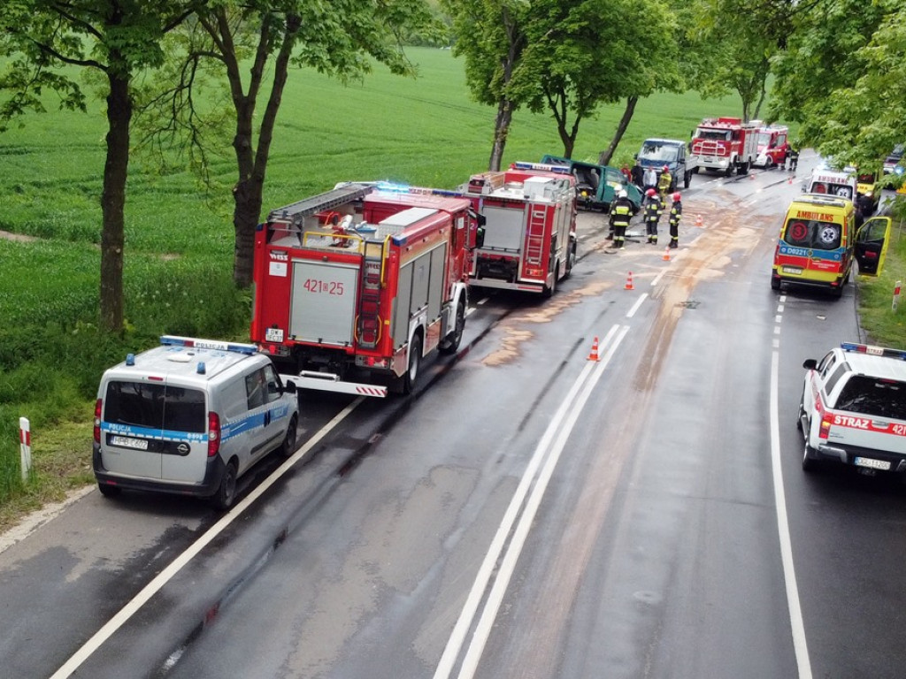 Bus z Ukraińcami zmiażdżył seata. Kierowca osobówki poniósł śmierć na miejscu