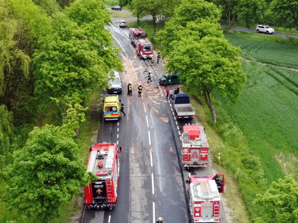 Bus z Ukraińcami zmiażdżył seata. Kierowca osobówki poniósł śmierć na miejscu
