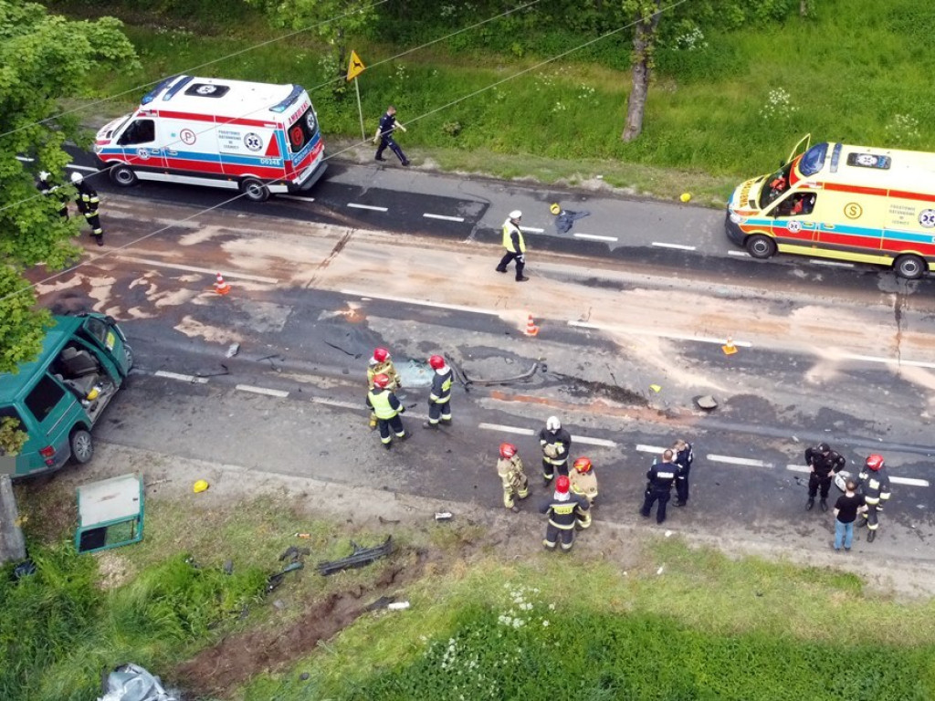 Bus z Ukraińcami zmiażdżył seata. Kierowca osobówki poniósł śmierć na miejscu