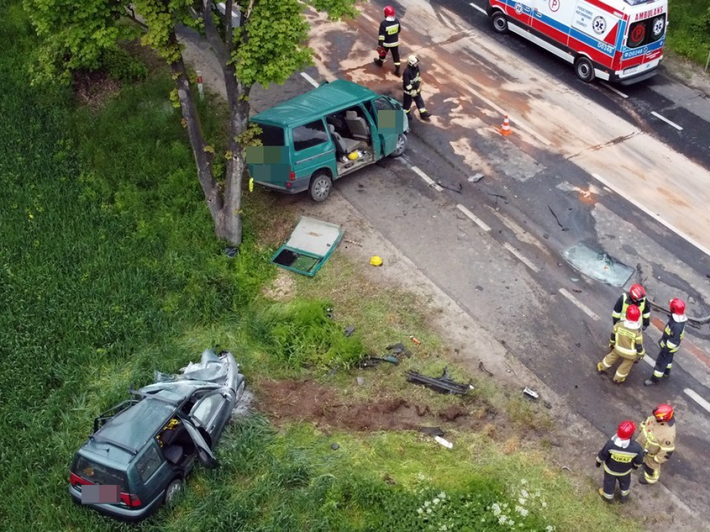 Bus z Ukraińcami zmiażdżył seata. Kierowca osobówki poniósł śmierć na miejscu