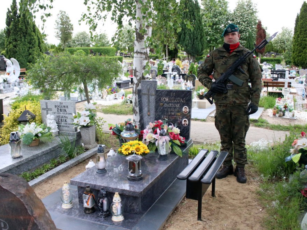 Uczcili pamięć weteranów. Odwiedzili ich groby