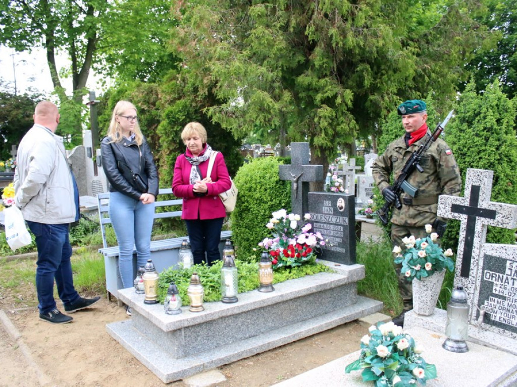Uczcili pamięć weteranów. Odwiedzili ich groby