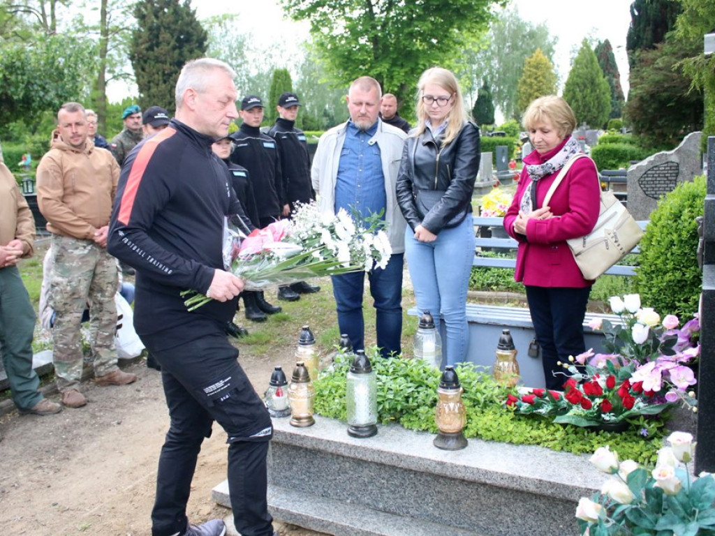 Uczcili pamięć weteranów. Odwiedzili ich groby