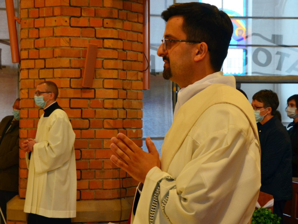 Kolegiata ustrojona jak do ślubu. To pierwsze w historii święcenia kapłańskie