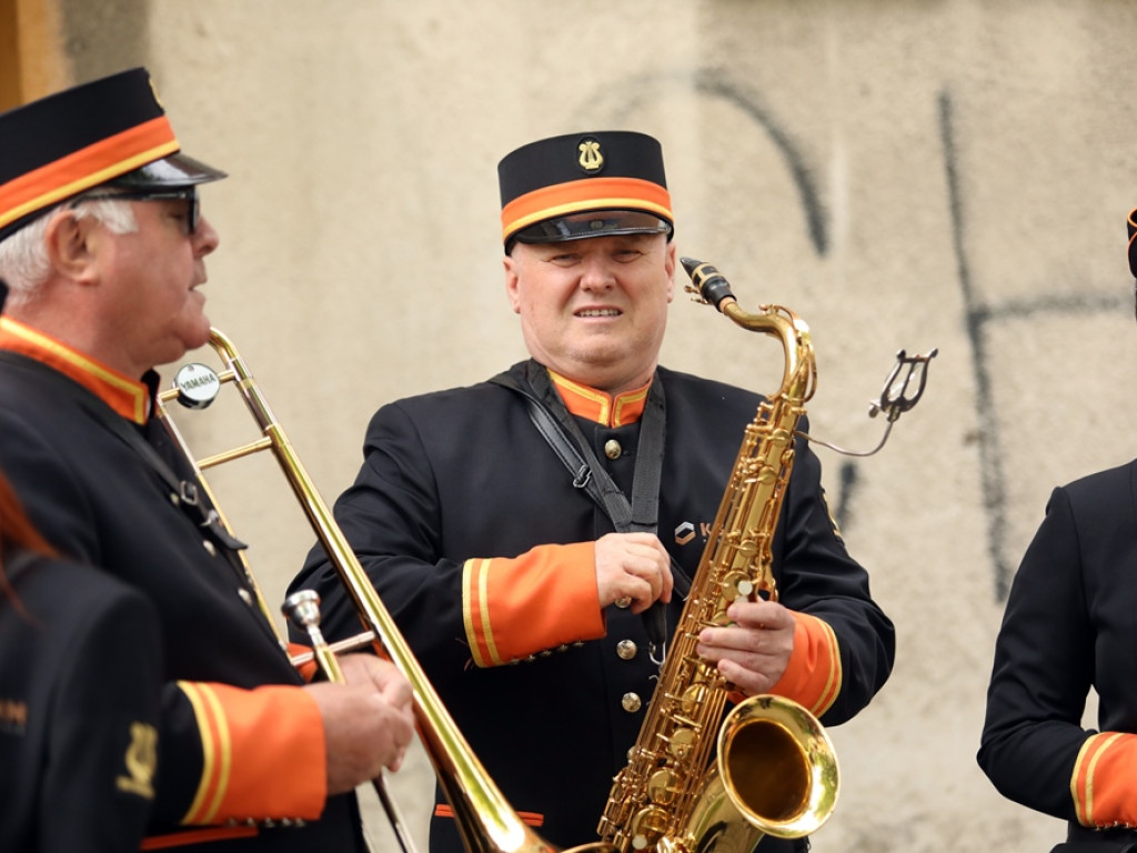 Jubileuszowy przemarsz orkiestr KGHM i mażoretek ulicami miasta