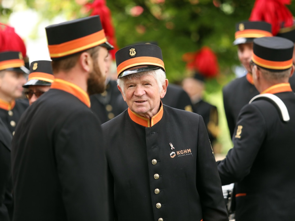 Jubileuszowy przemarsz orkiestr KGHM i mażoretek ulicami miasta