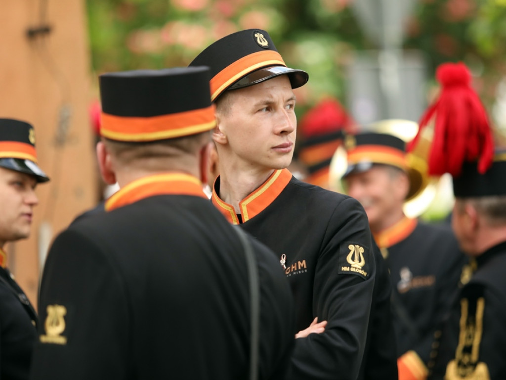 Jubileuszowy przemarsz orkiestr KGHM i mażoretek ulicami miasta