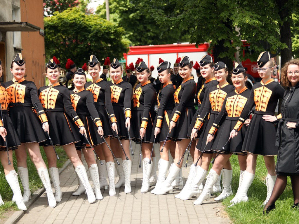 Jubileuszowy przemarsz orkiestr KGHM i mażoretek ulicami miasta