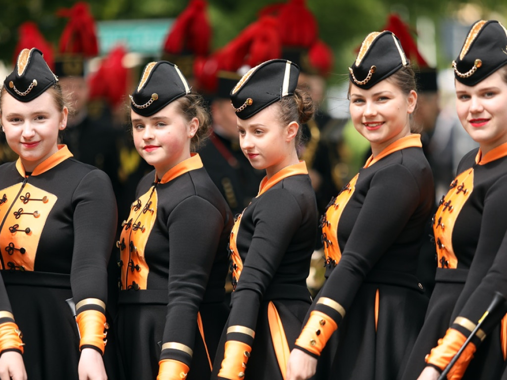 Jubileuszowy przemarsz orkiestr KGHM i mażoretek ulicami miasta