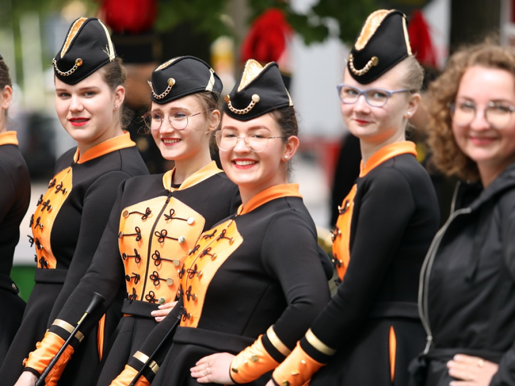 Jubileuszowy przemarsz orkiestr KGHM i mażoretek ulicami miasta