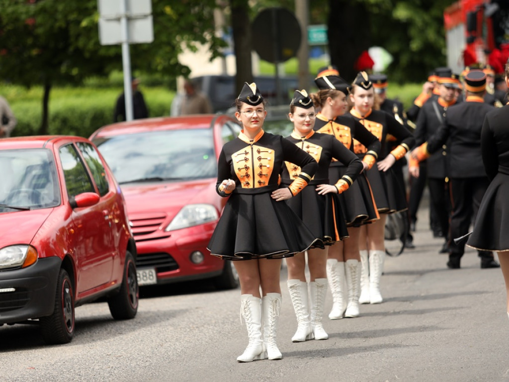 Jubileuszowy przemarsz orkiestr KGHM i mażoretek ulicami miasta