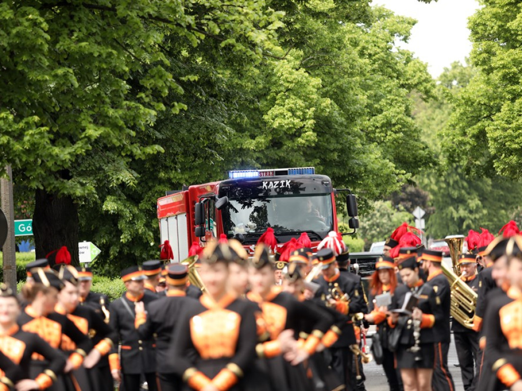 Jubileuszowy przemarsz orkiestr KGHM i mażoretek ulicami miasta