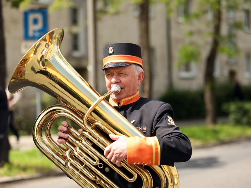 Jubileuszowy przemarsz orkiestr KGHM i mażoretek ulicami miasta