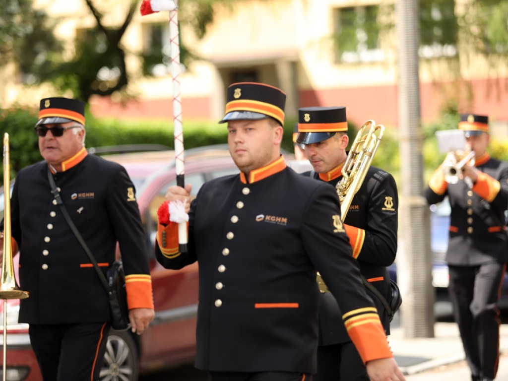 Jubileuszowy przemarsz orkiestr KGHM i mażoretek ulicami miasta