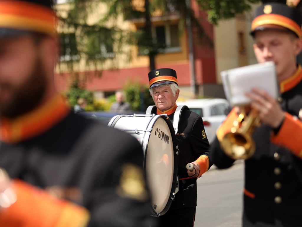 Jubileuszowy przemarsz orkiestr KGHM i mażoretek ulicami miasta