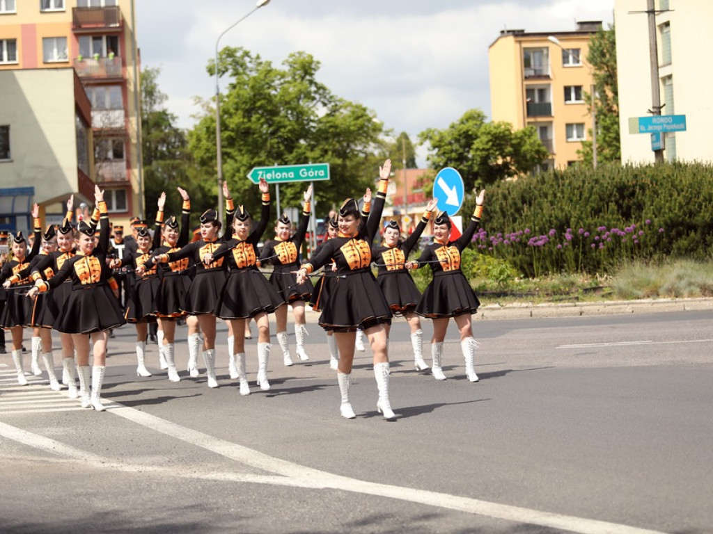 Jubileuszowy przemarsz orkiestr KGHM i mażoretek ulicami miasta