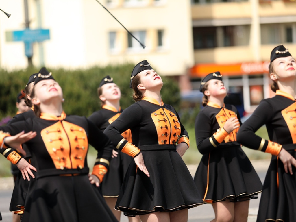 Jubileuszowy przemarsz orkiestr KGHM i mażoretek ulicami miasta