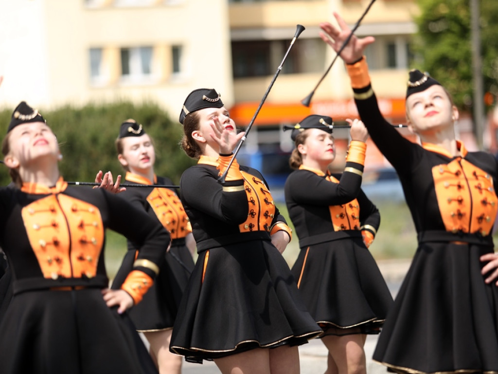 Jubileuszowy przemarsz orkiestr KGHM i mażoretek ulicami miasta