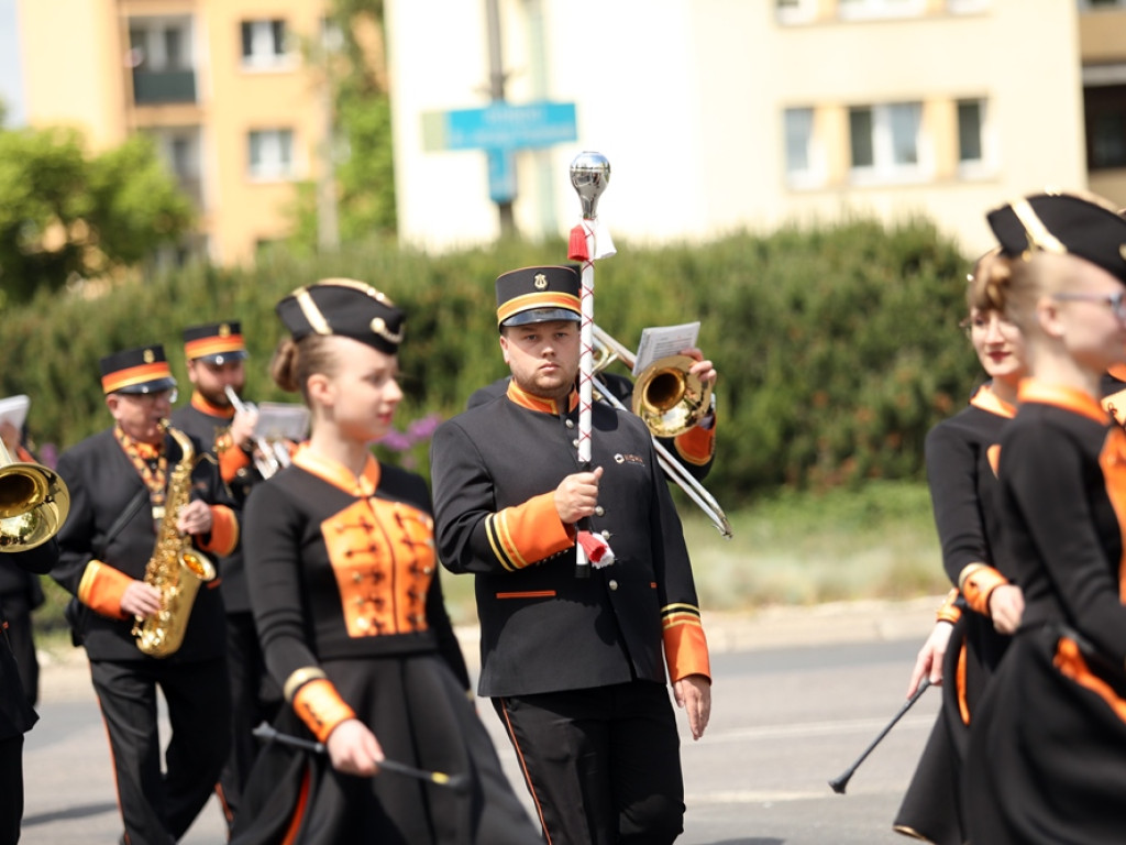 Jubileuszowy przemarsz orkiestr KGHM i mażoretek ulicami miasta