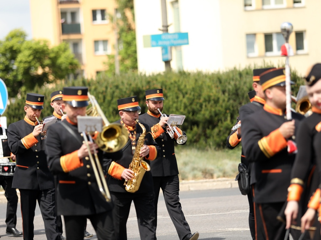 Jubileuszowy przemarsz orkiestr KGHM i mażoretek ulicami miasta