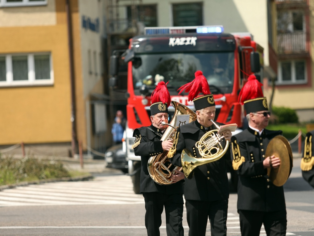 Jubileuszowy przemarsz orkiestr KGHM i mażoretek ulicami miasta