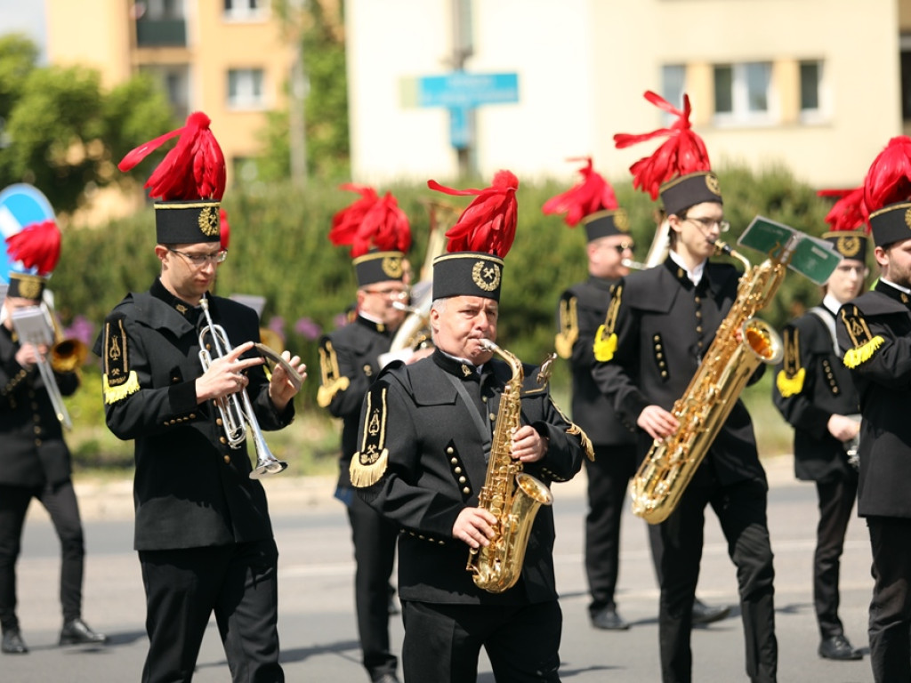 Jubileuszowy przemarsz orkiestr KGHM i mażoretek ulicami miasta