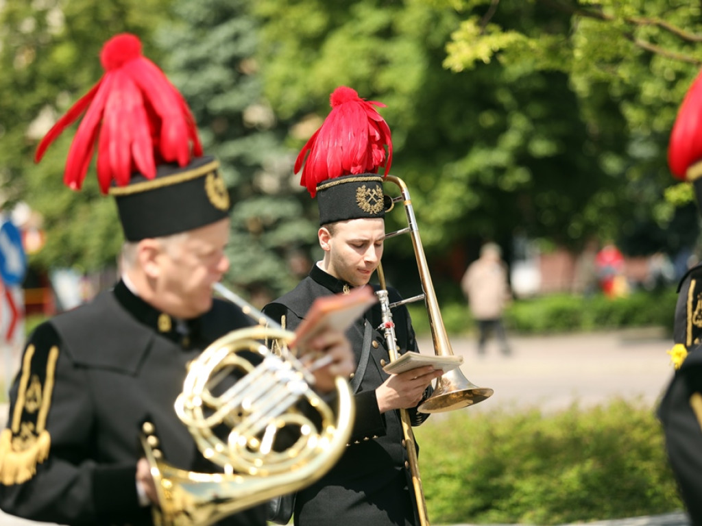 Jubileuszowy przemarsz orkiestr KGHM i mażoretek ulicami miasta