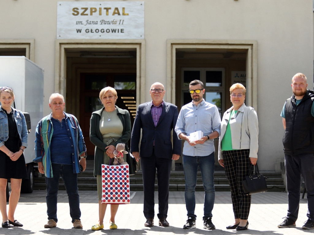 Przynieśli do szpitala maskotki, by w tym wyjątkowym dniu u dzieci pojawił się uśmiech